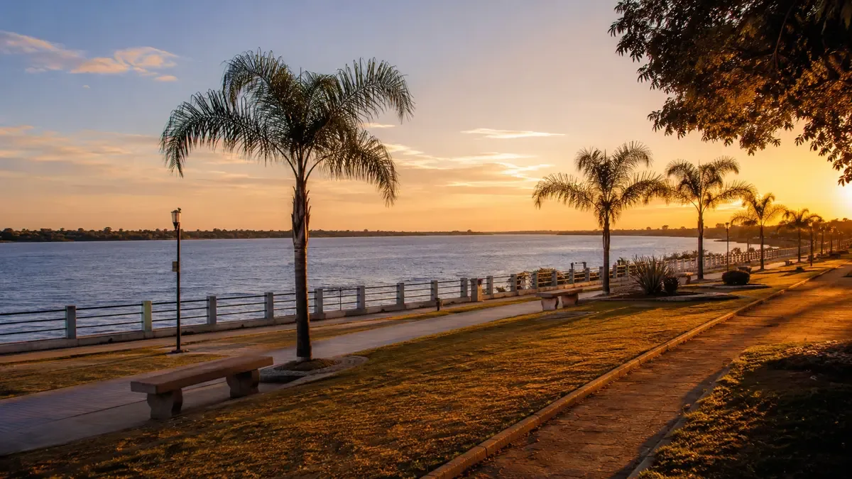 Costanera de Gualeguaychú con el río Uruguay de fondo al atardecer