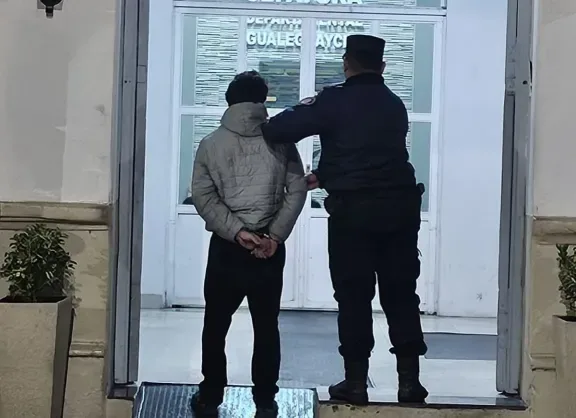Aprehendieron a un joven de 22 años que se escondió debajo de una cama durante un robo en Gualeguaychú