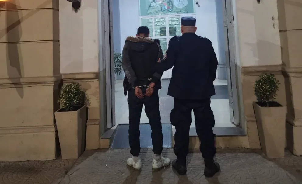 Patrullero policial en calle nocturna de Gualeguaychú con luces encendidas