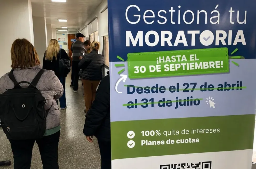 Oficina de Rentas municipal con contribuyentes realizando trámites de moratoria