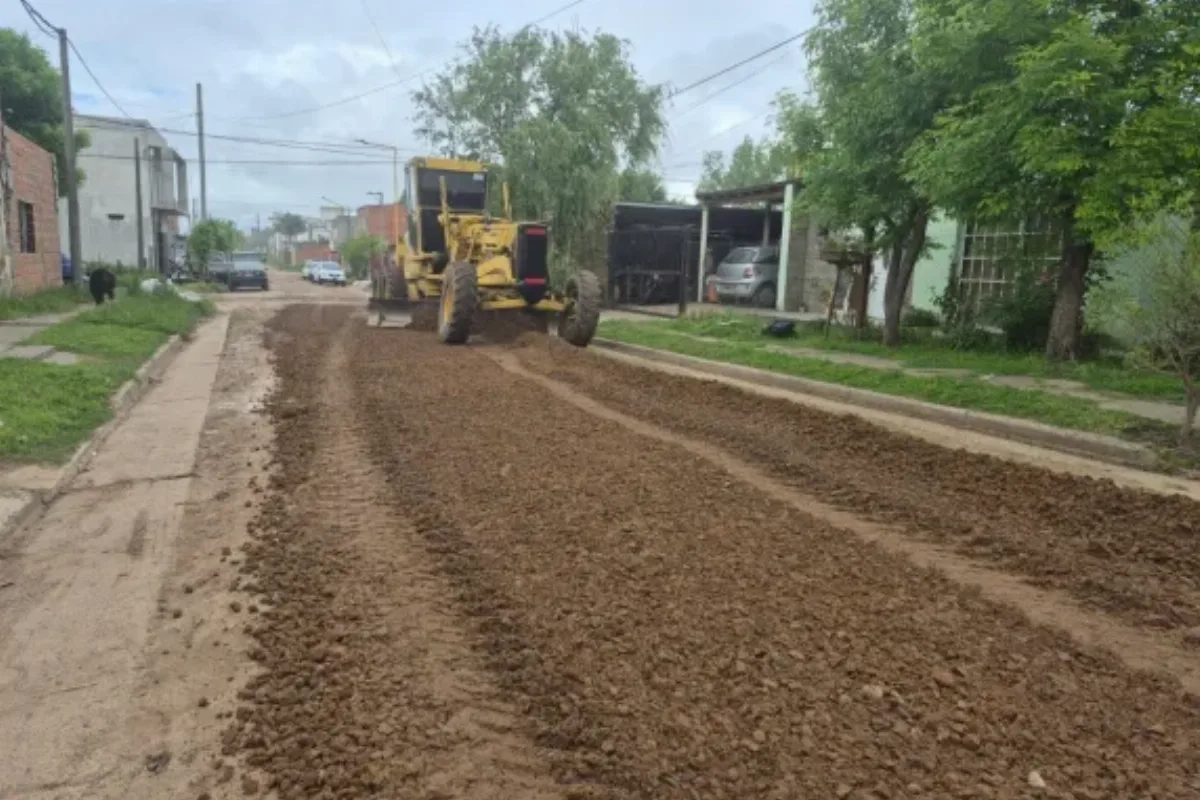Repasan y mejoran calles de los barrios Hipódromo y zona de ruta 136